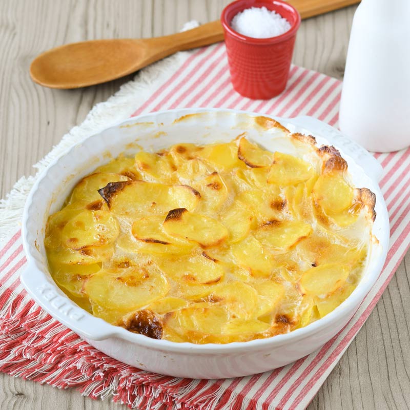 Gratin dauphinois au fromage fraîchement râpé