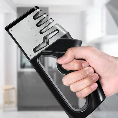 Affûteur tout-en-un en action, couteau parfaitement aiguisé en quelques secondes