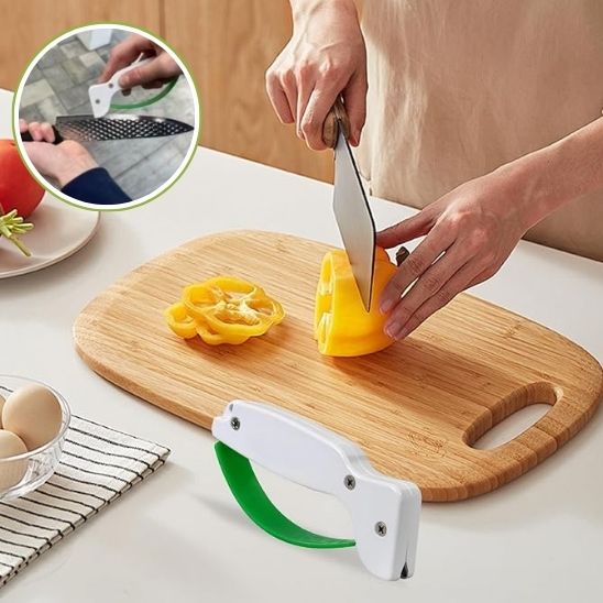 Aiguiseur de poche glissé dans une poche, toujours disponible pour affûter en déplacement