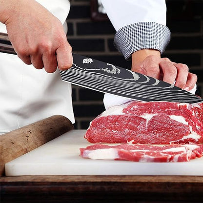 Couteau japonais zébré en action, découpe nette et style affirmé en cuisine