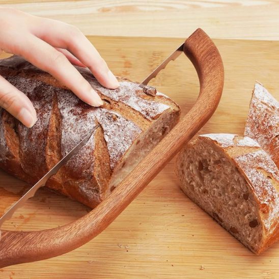 Couteau à pain lame dentelée manche bois, design classique et élégant pour cuisine chaleureuse