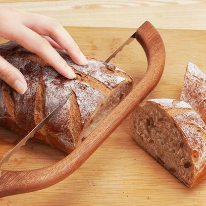 Couteau à pain lame dentelée manche bois, design classique et élégant pour cuisine chaleureuse