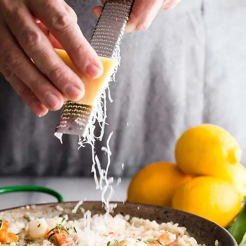 Zesteur microlames affûtées en action, zestes de citron, orange et lime en quelques secondes