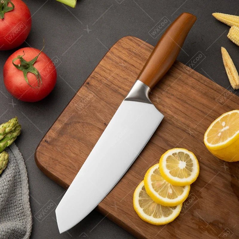 Couteau japonais santoku en action, coupe nette et tranchant rasoir