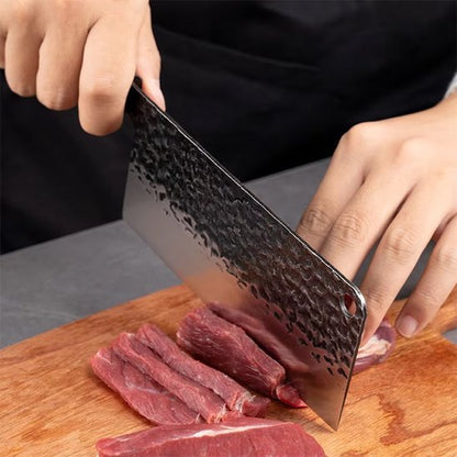 Couteau japonais en action, découpe fine et précise en cuisine