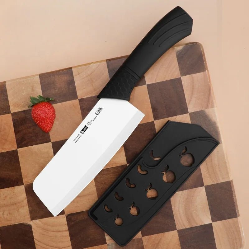 Couteau céramique en action, découpe nette et précise de légumes et fruits