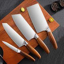 Couteau cuisine en action, viandes, légumes et herbes découpés avec précision