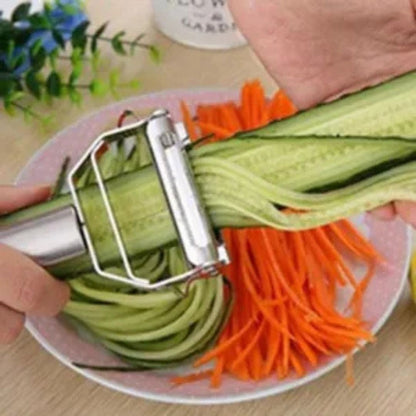 Couteau spaghettis en action, pâtes et nouilles coupées nettement et régulièrement