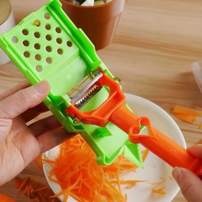 "Éplucheur à légumes en utilisation sur carotte - cuisinertelunchef"