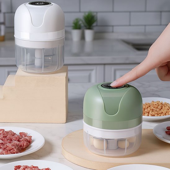 Hachoir électrique puissant en action, viandes et légumes hachés en secondes