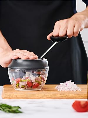 Hachoir manuel duxelles en action, herbes et champignons hachés à la perfection