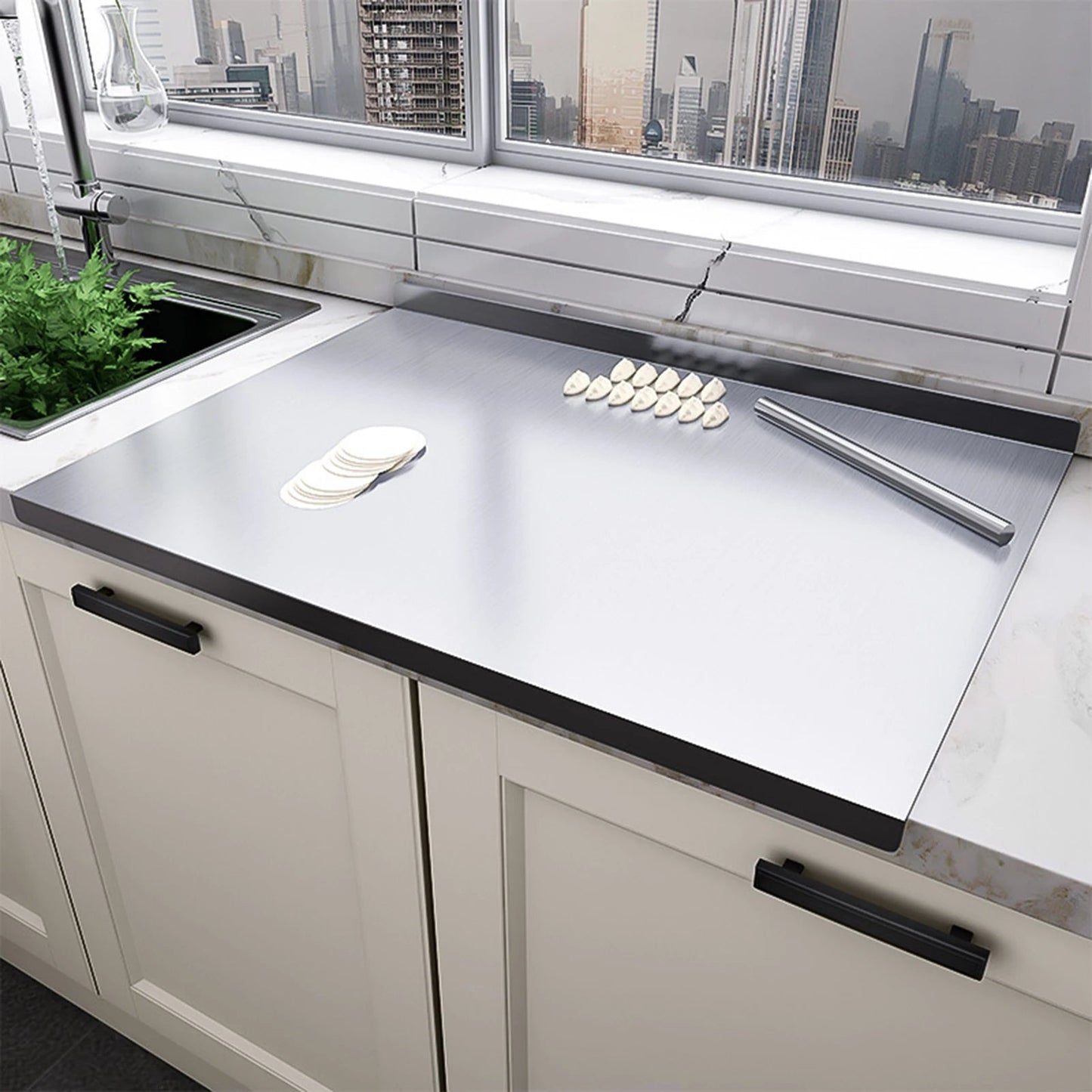Planche acrylique noire avec rebord, compatible lave-vaisselle pour entretien sans effort