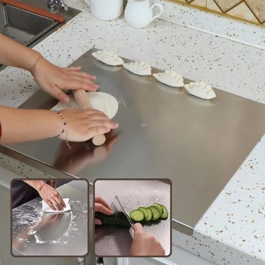 Planche acrylique noire en action, rebord retient les jus et évite les éclaboussures