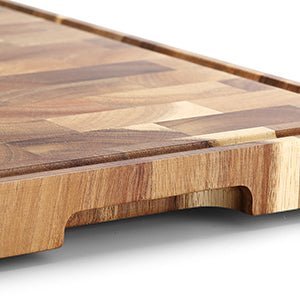 Planche acacia en action, veines naturelles du bois pour un rendu chaleureux et unique