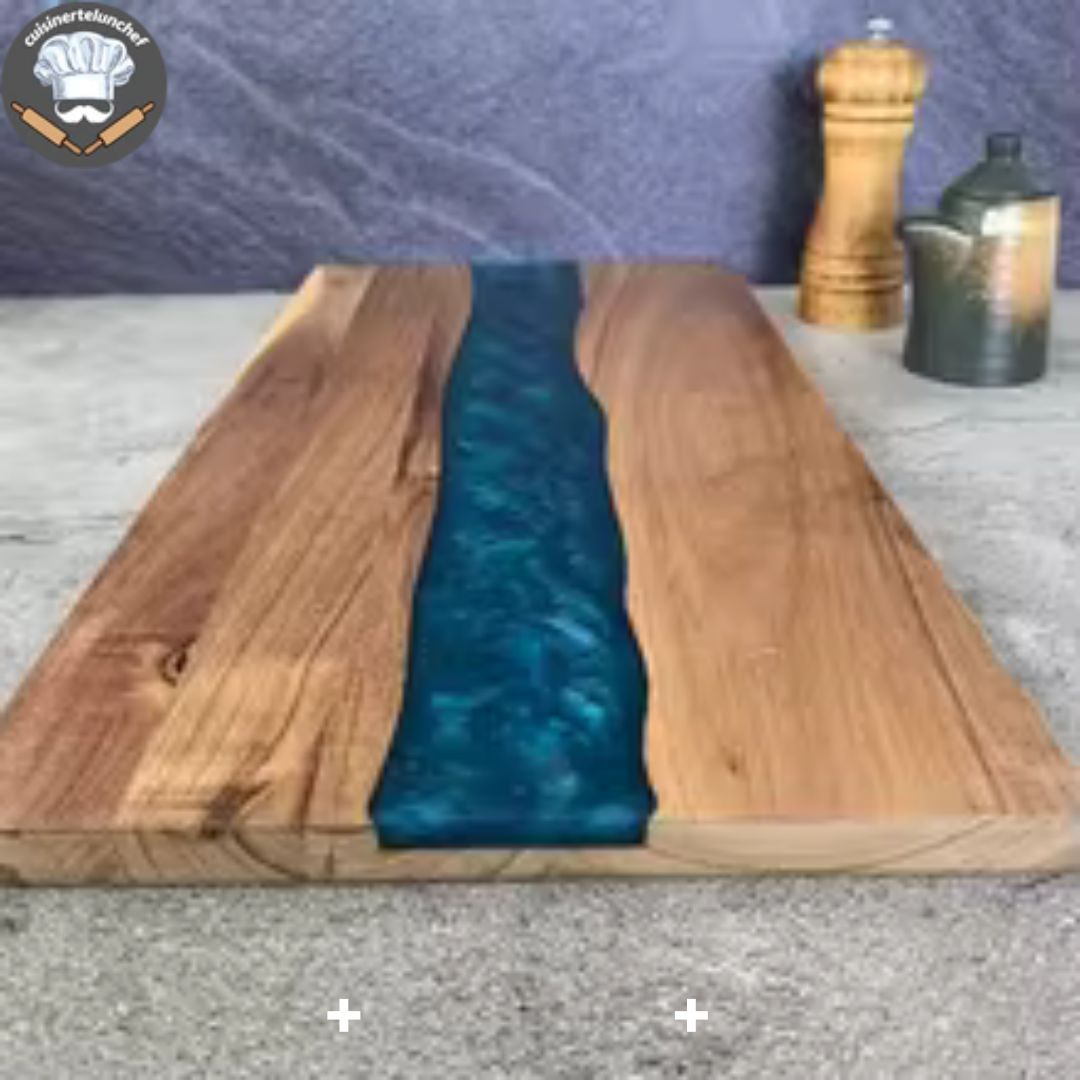 Planche bois résine bleue en action, surface lisse et solide pour une découpe précise