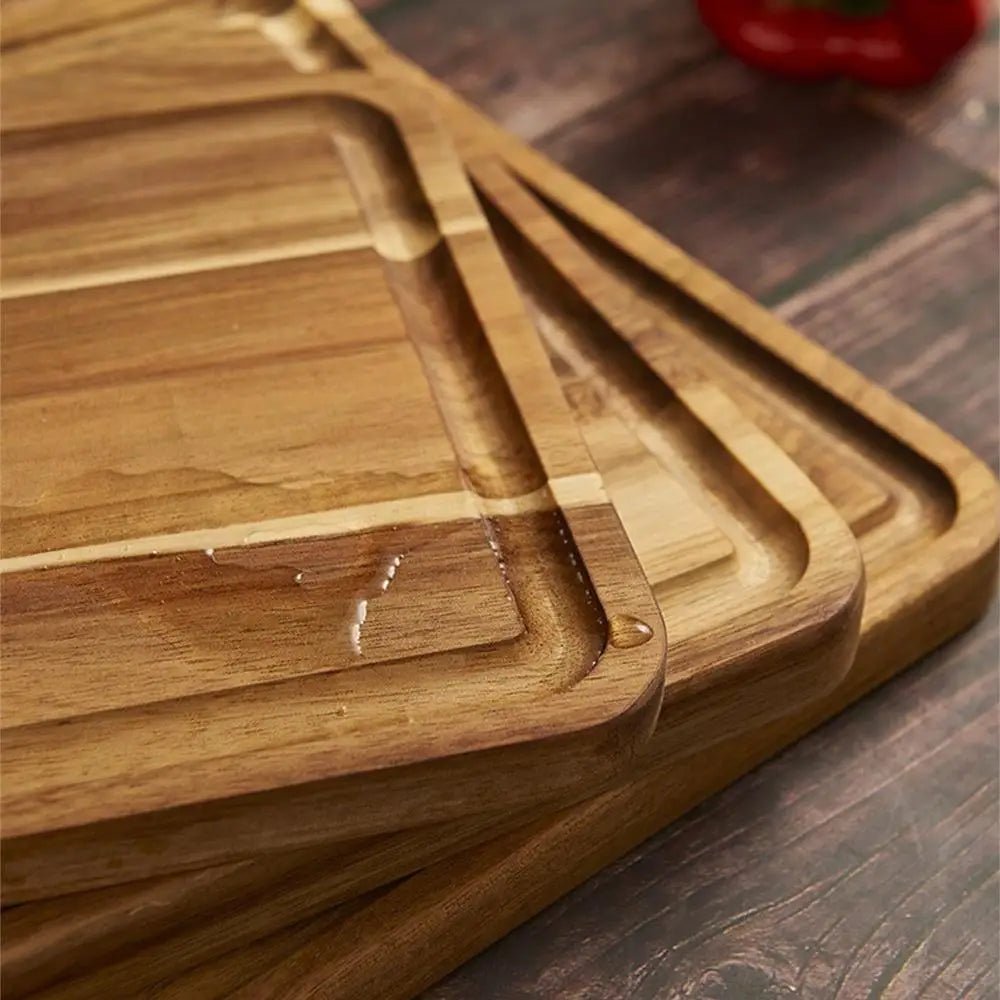 Planche bois naturel en action, rainure anti-jus retient les coulures pendant la découpe