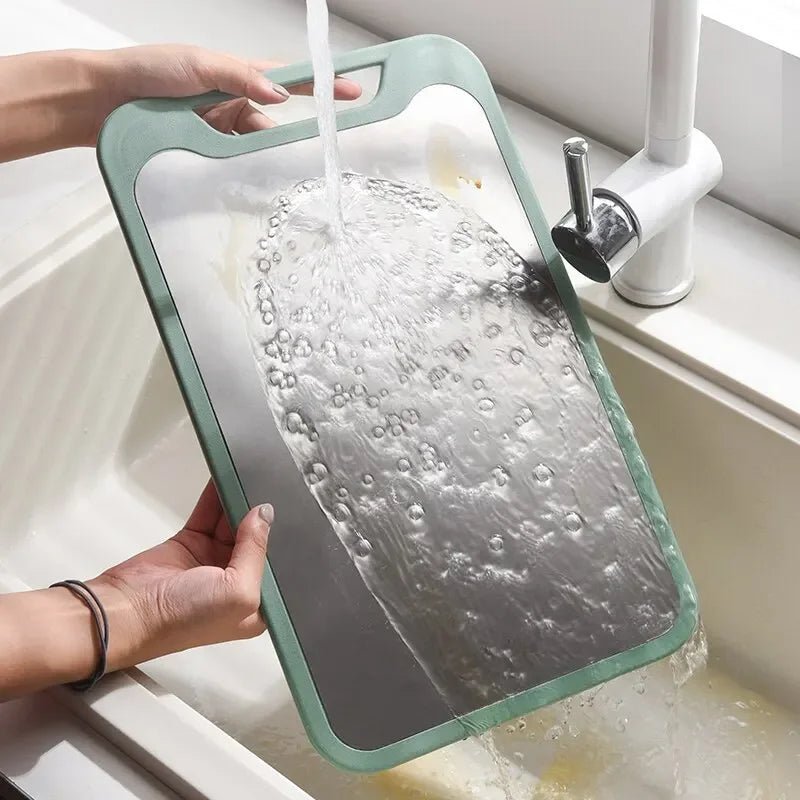 Planche à découper double face, côté inox pour viandes et côté plastique pour légumes