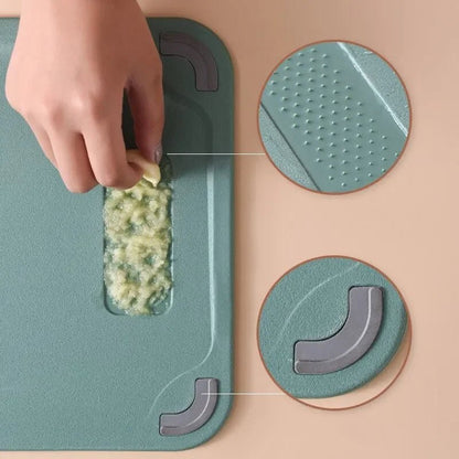Planche double face inox et plastique en action, deux surfaces adaptées à chaque aliment