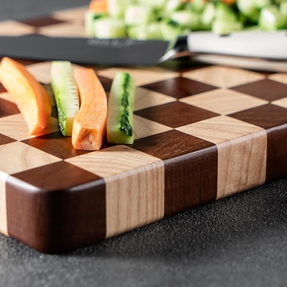 Planche bois motif damier en action, découpe précise sur surface solide et esthétique
