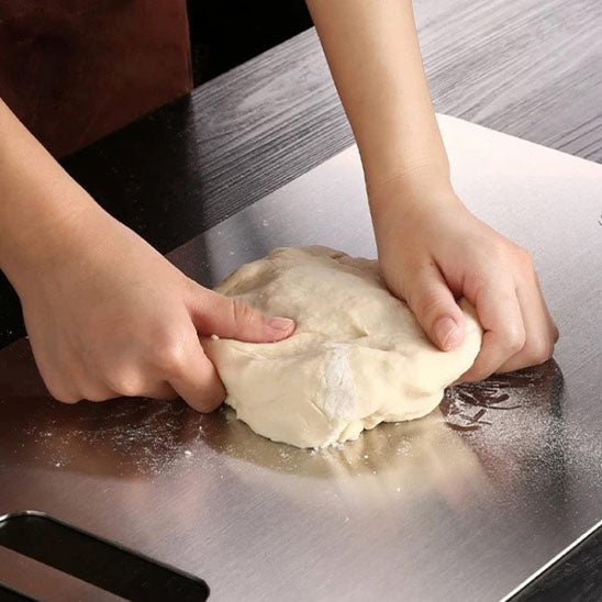 Planche titane en action, surface antibactérienne pour une découpe saine et sécurisée