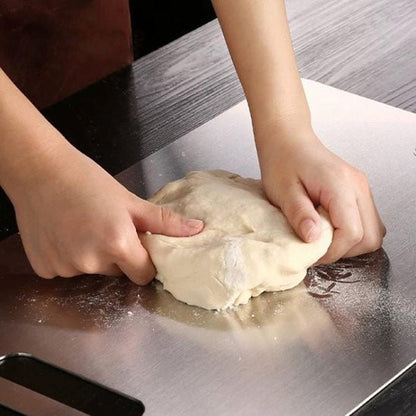 Planche titane en action, surface antibactérienne pour une découpe saine et sécurisée