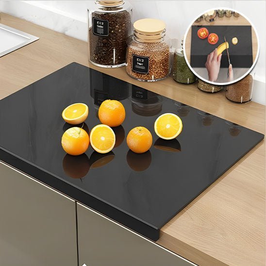 Planche à découper noire acrylique élégante, s'intègre parfaitement dans une cuisine design