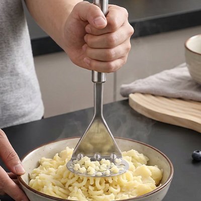 Presse-purée design pratique, manche ergonomique et grille performante
