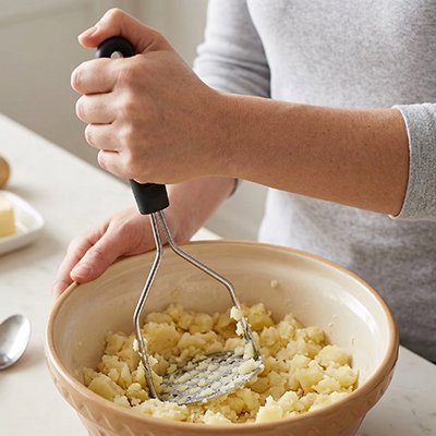 Presse-purée professionnel en action, pommes de terre écrasées finement
