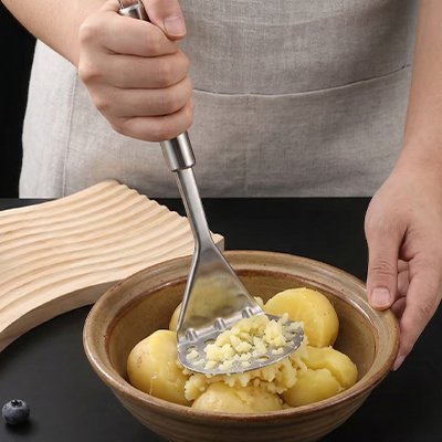 Presse-purée ergonomique petit format, idéal pour petites cuisines