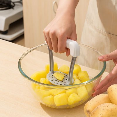 Presse-purée ergonomique en action, texture veloutée sans grumeaux