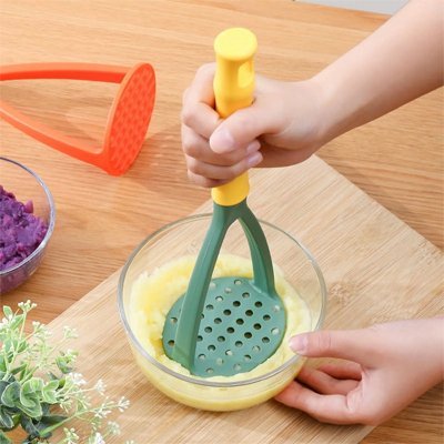 Presse-purée ergonomique en action, purée lisse et onctueuse