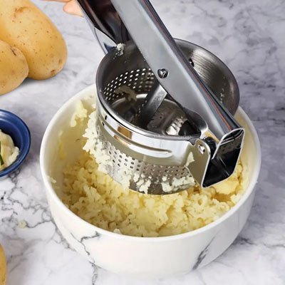 Presse-purée ergonomique, manche doux et grille inox performante