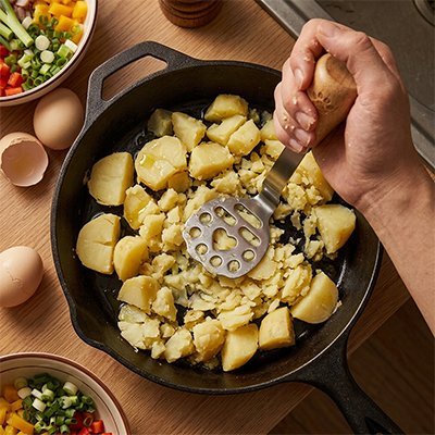 Presse-purée robuste en action, résistant à un usage quotidien intensif