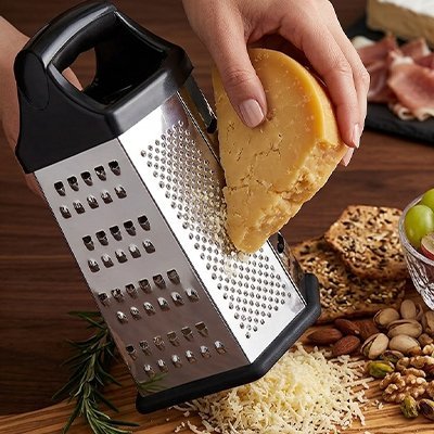 Râpe à fromage design épuré, manche ergonomique et lame inox