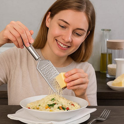 Râpe à fromage manche grip, idéale pour fromages durs et tendres