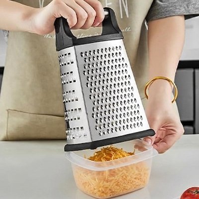 Râpe fromage polyvalente, grilles multiples pour résultats variés