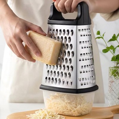 Râpe à fromage polyvalente avec plusieurs grilles pour tous les fromages
