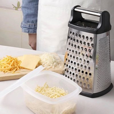 Râpe fromage polyvalente, grilles multiples pour résultats variés